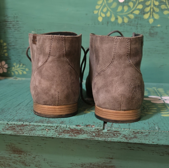 Men's Suede Chukka Boots - Gray - Picture 3 of 5